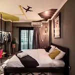 The Terminal 2 Stay - Steps From Nightlife And Airport